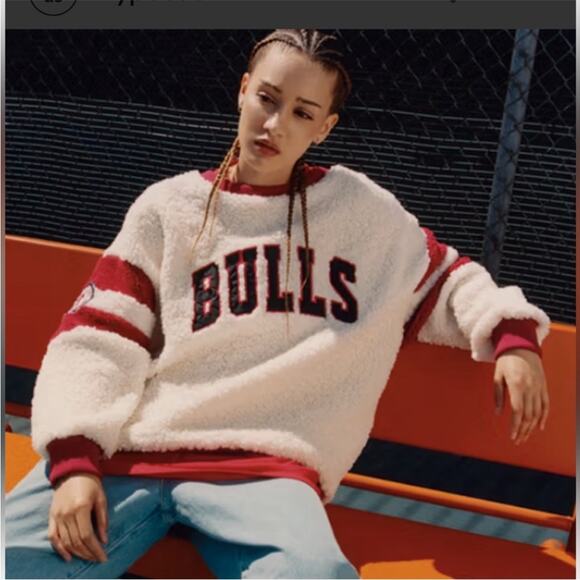 Chicago Bulls Tommy Jeans Oatmeal/Red Mindy Sherpa Pullover Sweatshirt – Sz S - Picture 1 of 10